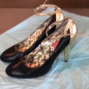 Betsey Johnson black & gold ankle strap pumps